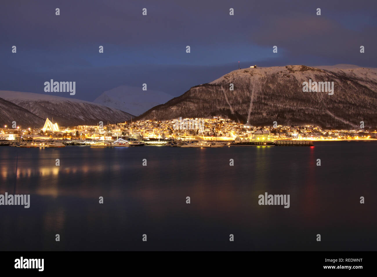 Stadt Tromsø während der Polarnacht im Winter Stockfoto