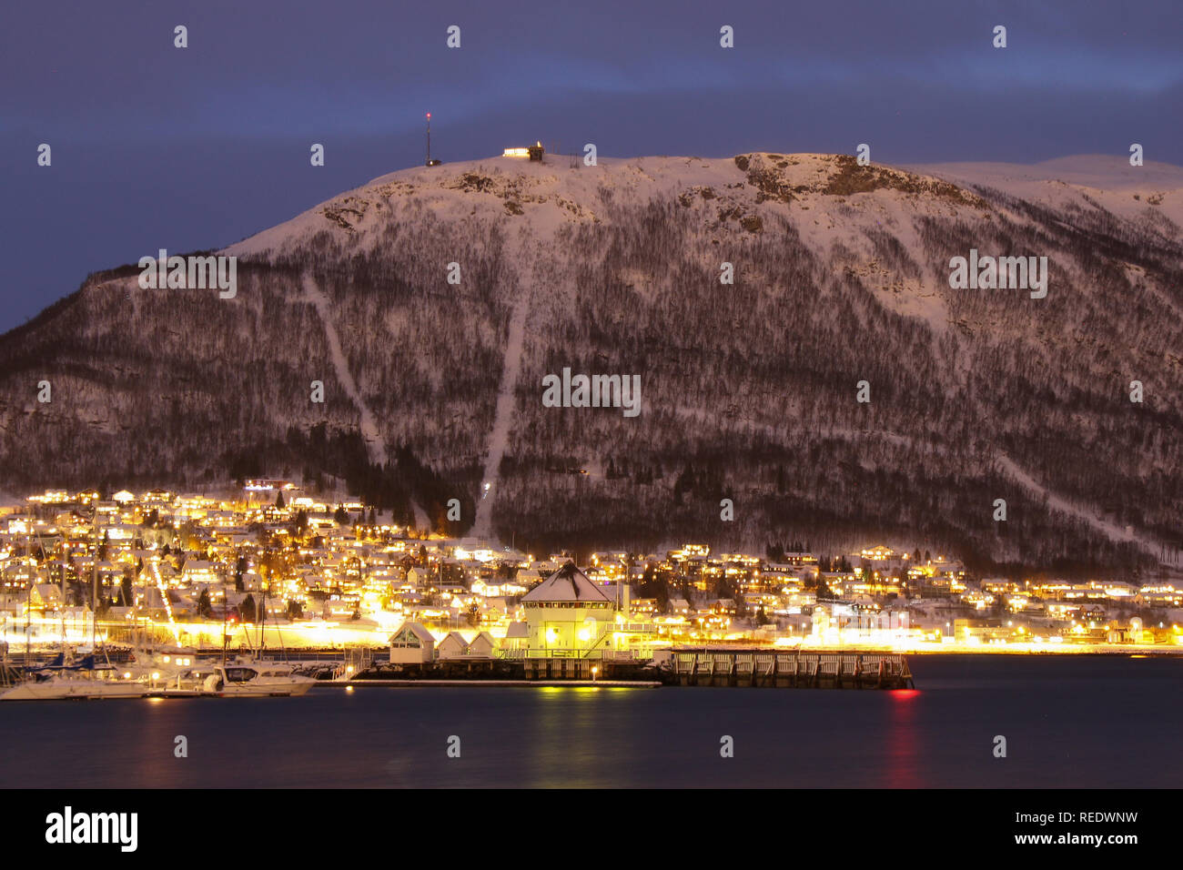 Stadt Tromsø während der Polarnacht im Winter Stockfoto