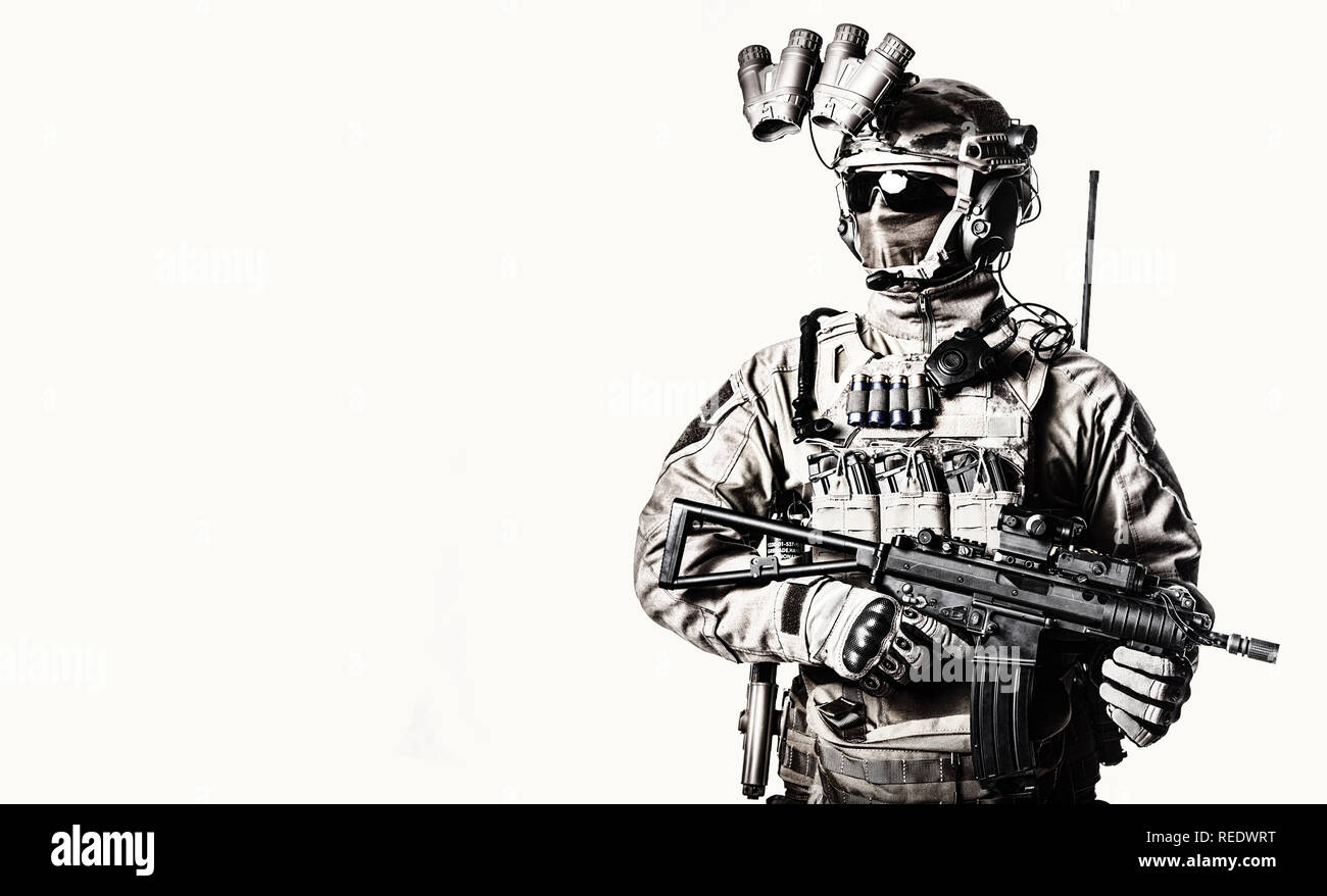 Armee elite Soldat mit versteckt hinter Maske und Brille im Gesicht, in voller taktischer Munition, Nachtsichtgerät, Radio Headset, bewaffneten kurzer Balken Stockfoto