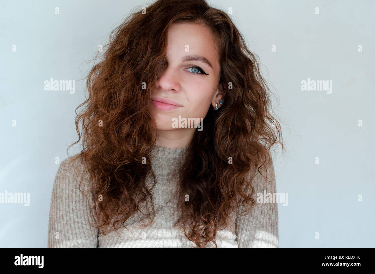 Black Curly Hair Blue Eyes Stockfotos Black Curly Hair