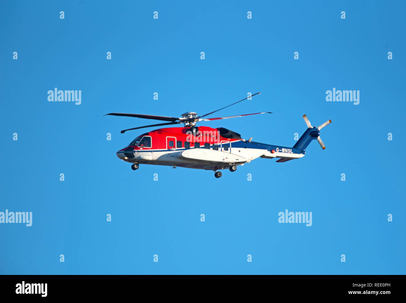 Eine Sikorsky S92 - ein Hubschrauber von der Babcock MCS offshore/onshore Flotte in Aberdeen zurück in Dyce heliport von Norden Meer überquert. Stockfoto