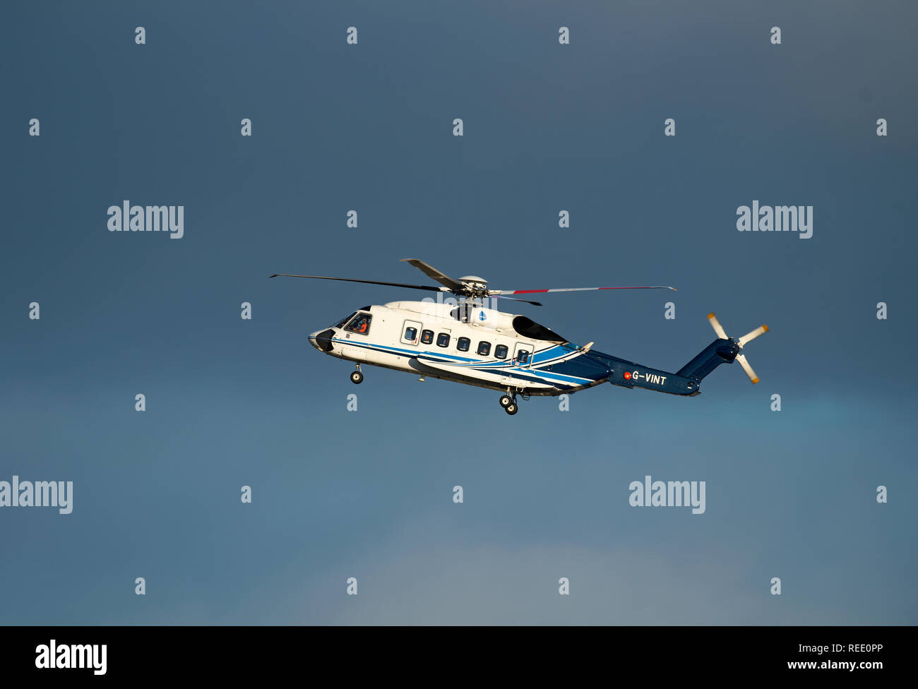 Eine Sikorsky S92 - ein Hubschrauber von der Babcock MCS offshore/onshore Flotte wieder in Aberdeen Heliport in Dyce Flughafen in Großbritannien. Stockfoto
