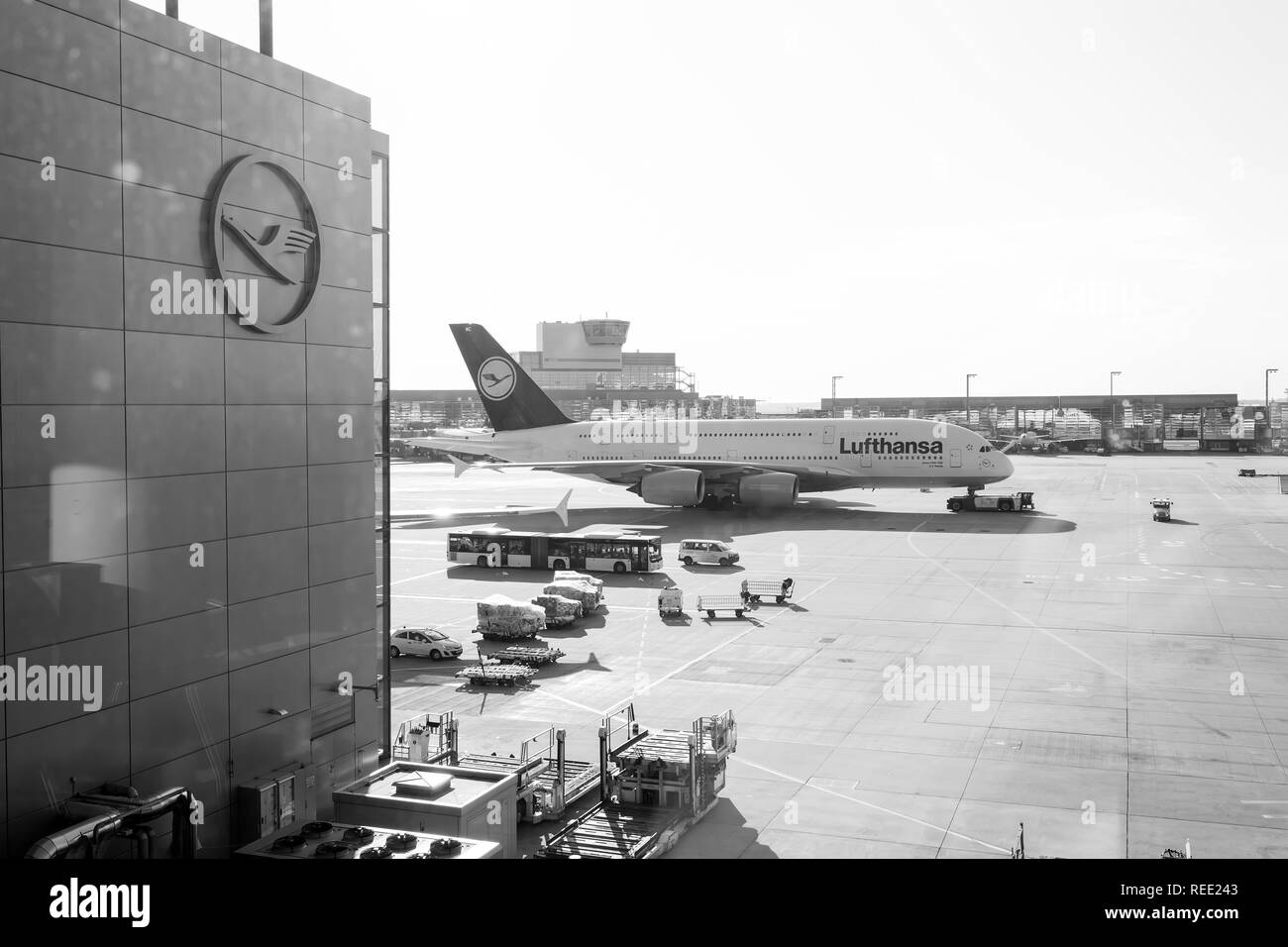 Frankfurt am Main, Deutschland - 11. Oktober 2015: Mit dem Flugzeug reisen. Lufthansa Airbus, Jet Airliner, Flugzeuge oder große Passagiermaschine in Flughafen. Luftfahrt und im Verkehr. Ferienhäuser, Fernweh, Reise Stockfoto