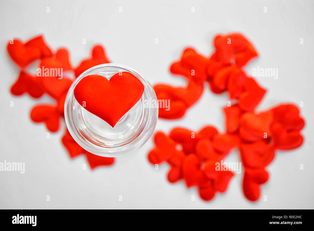 Rotes Herz in ein Glas mit Wasser gefüllt. Valentinstag. Herzlichen Glückwunsch zum Valentinstag. Stockfoto