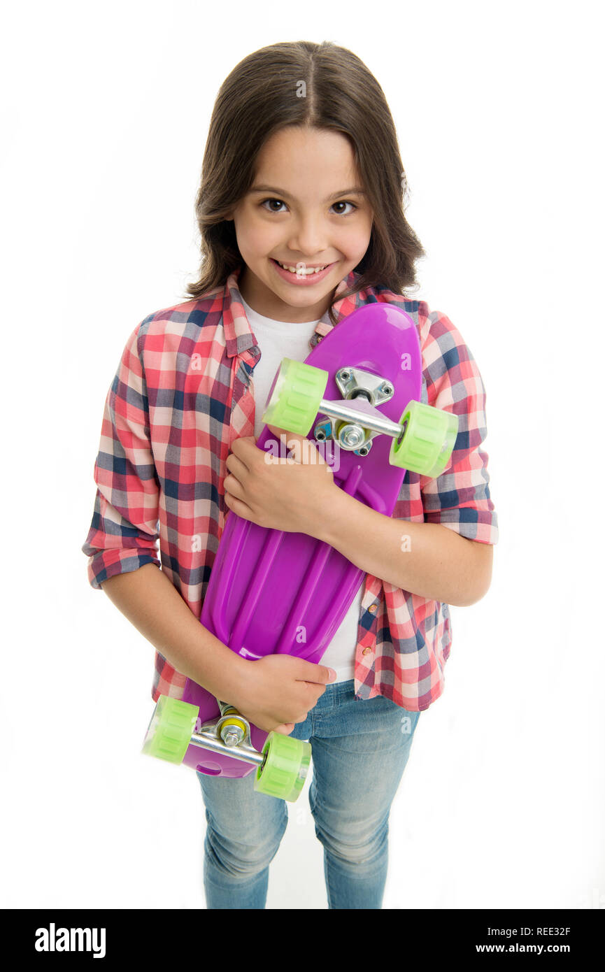 Penny board Mädchen. Mädchen mit Penny board. hipster Kind halten Skate Board. Penny Penny Board in den Händen von glücklichen Mädchen. sorgenfreien Tag Stockfoto