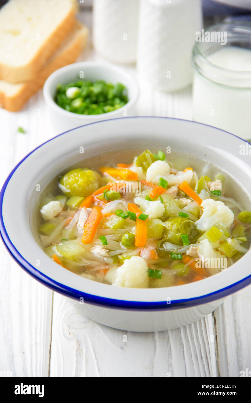 Gemüsesuppe mit Blumenkohl, Rosenkohl, Weißkohl, Karotten und Erbsen. Leckeres gesundes Mittagessen, Frühling Essen, für Vegetarier und ch Stockfoto