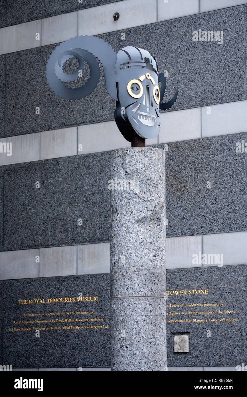 Metallmaske Emblem im Royal Armouries Nationalmuseum von Waffen und Rüstungen in Leeds, West Yorkshire England Stockfoto