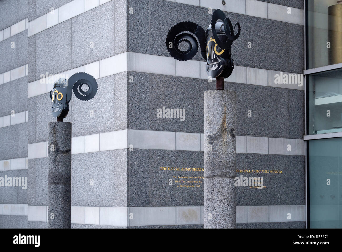 Metallmaske Emblem im Royal Armouries Nationalmuseum von Waffen und Rüstungen in Leeds, West Yorkshire England Stockfoto