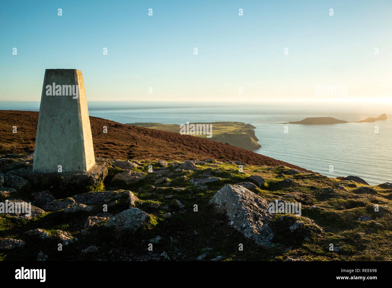 Trig Point in Rhossili Downs oben Rhossili Bay Gower Swansea Wales Stockfoto