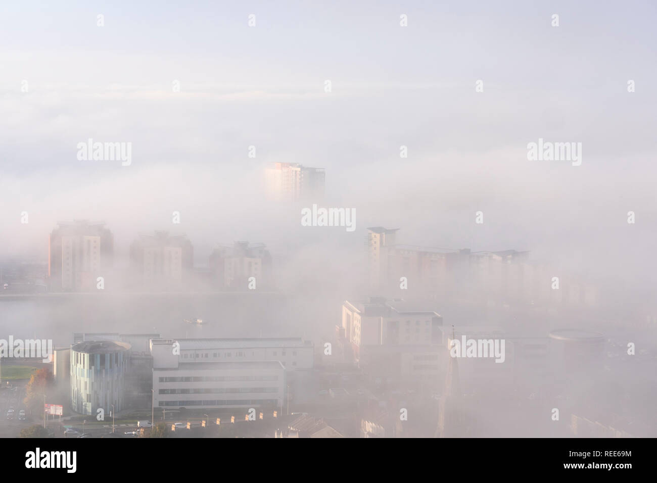 Überblick über Swansea City einschließlich Marina Meridian Quay Swansea Wales im Nebel Stockfoto