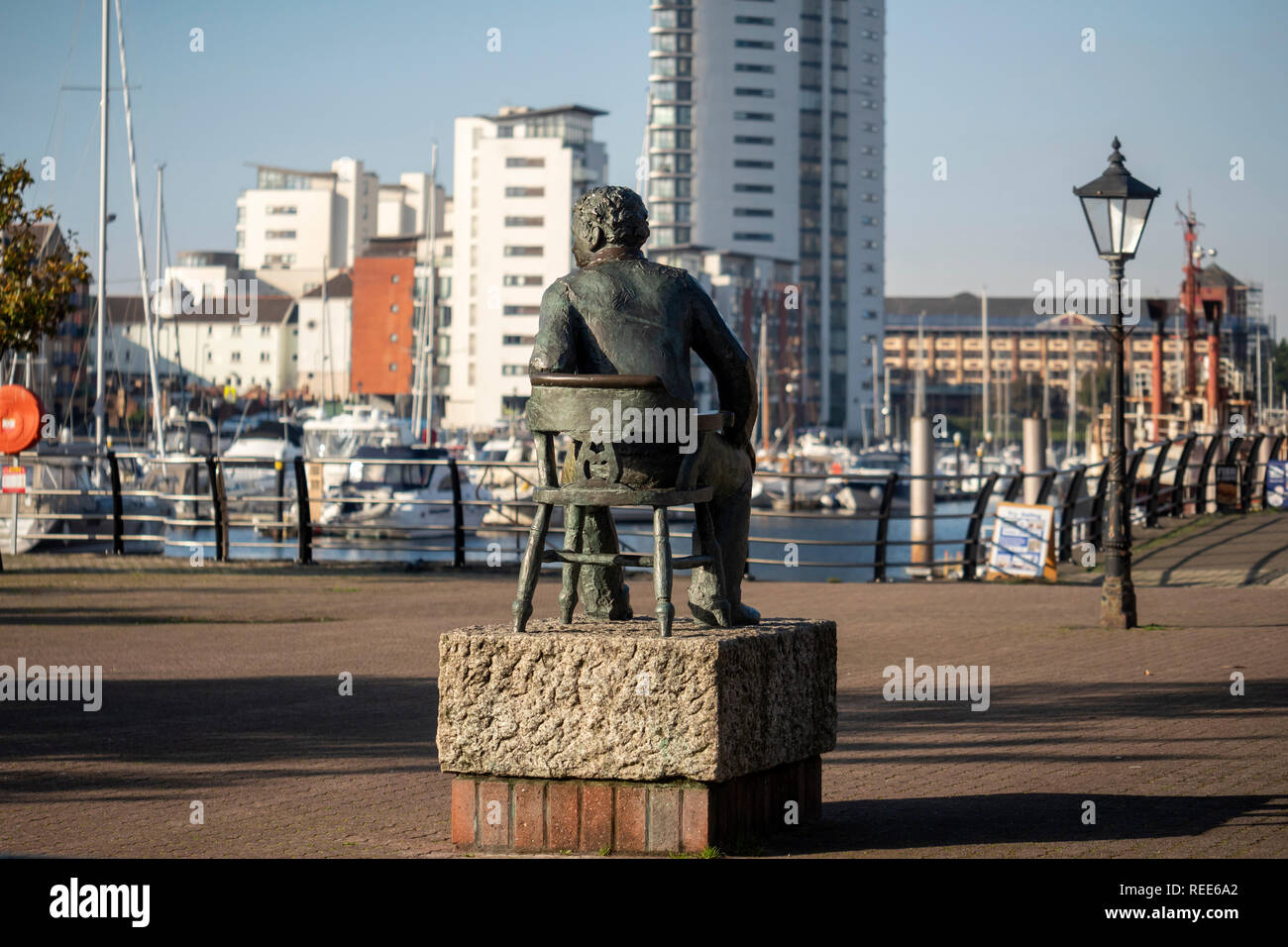 Dylan Thomas Statue Swansea Maritime Quarter Swansea Marina Swansea West Glamorgan Wales Stockfoto