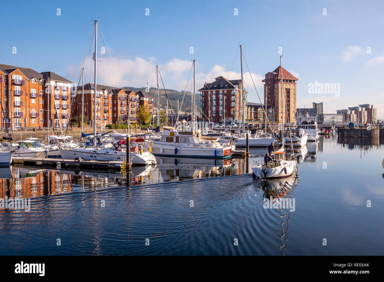 Perfekte Reflektion an der Swansea Maritime Quarter Swansea Marina Swansea West Glamorgan Wales Stockfoto