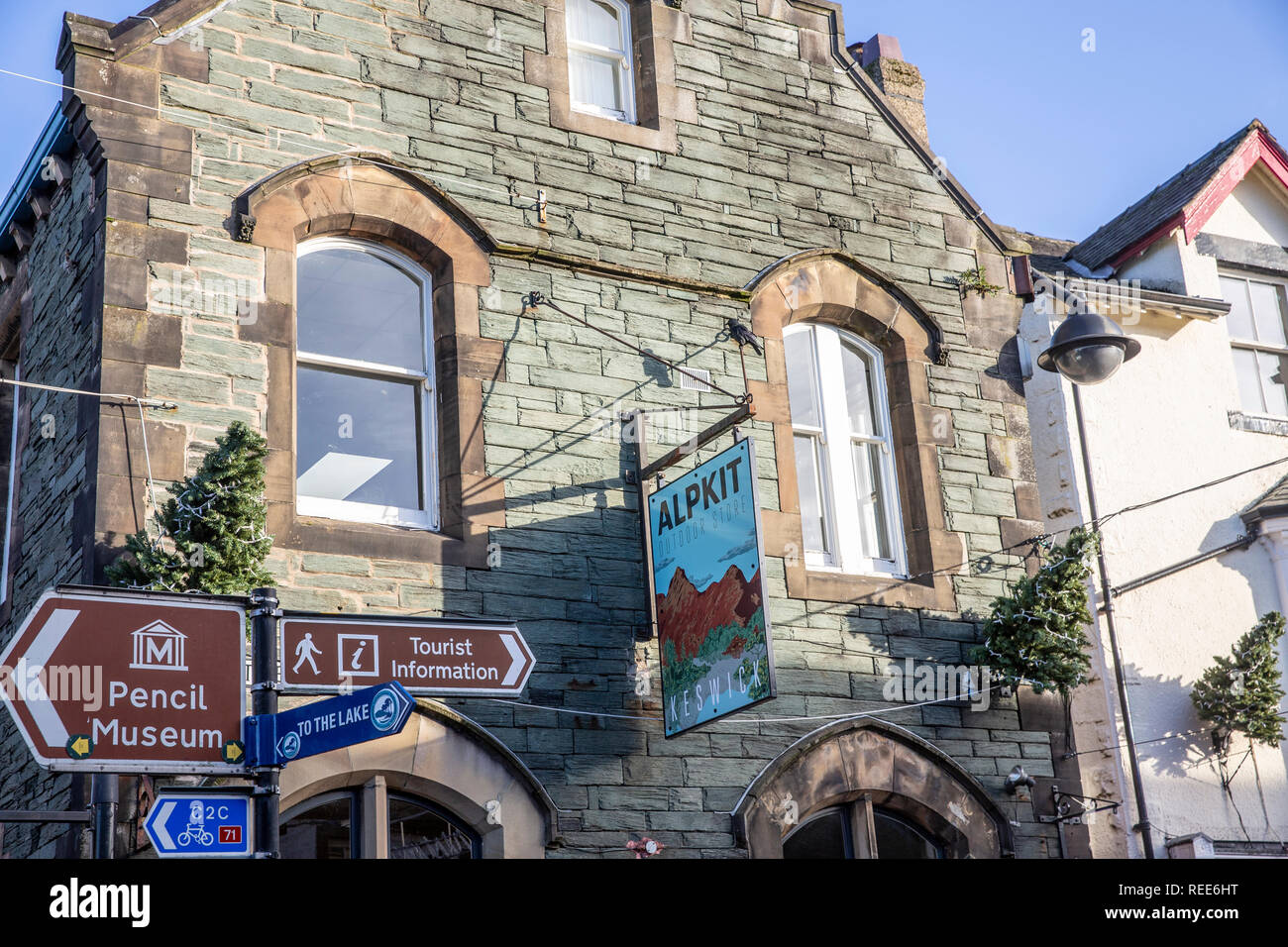 Keswick Stadtzentrum im Lake District mit Zeichen der Pencil Museum, Keswick, Cumbria, England Stockfoto