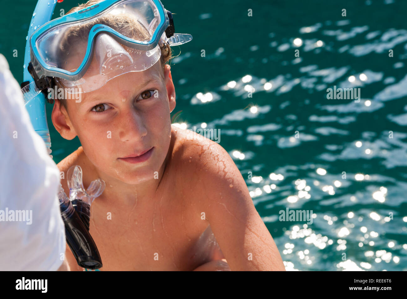 Eine nette junge Schwimmen mit Maske und Schnorchel schwimmen  Stockfotografie - Alamy