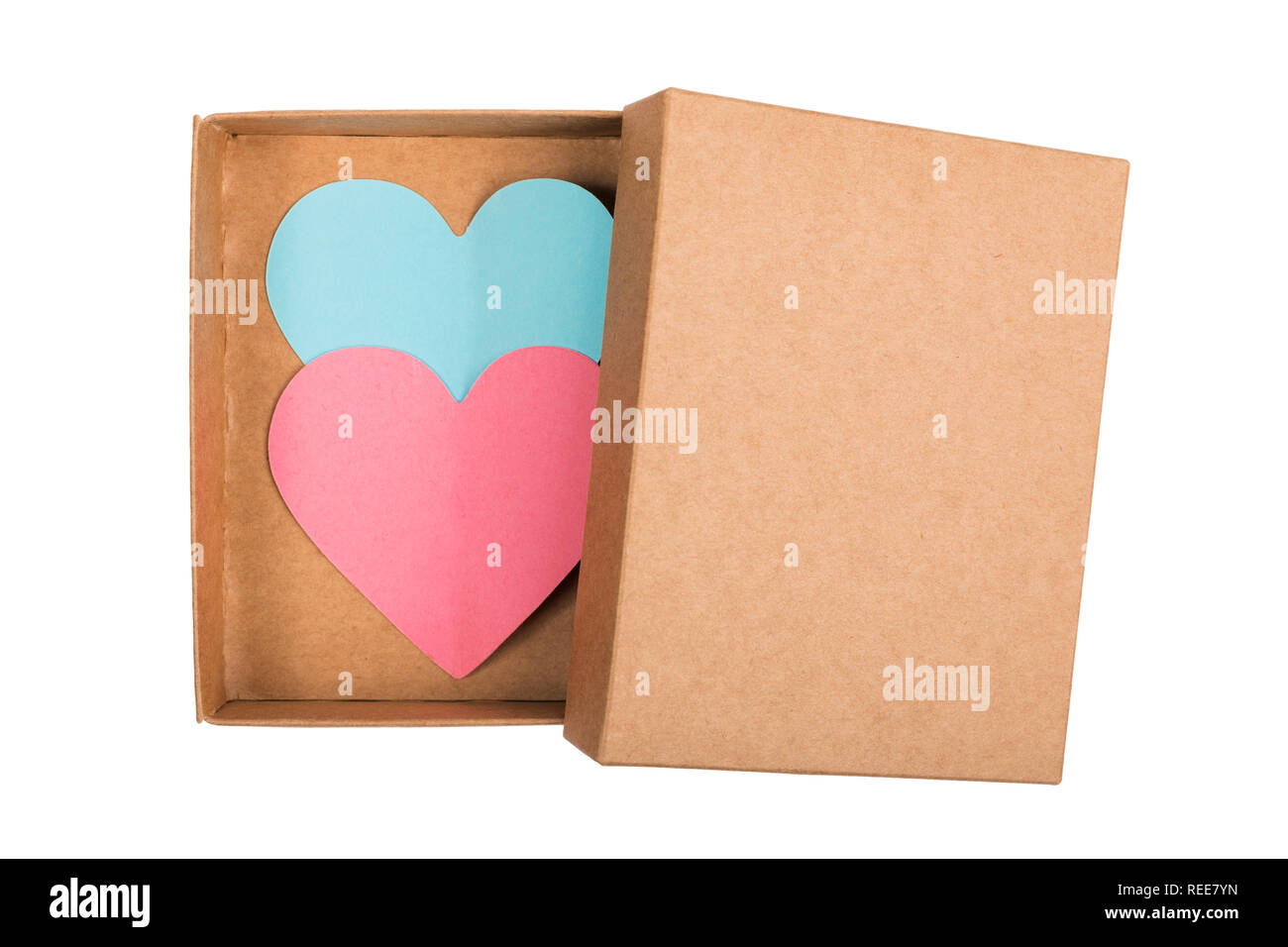 Zwei Herzen im Karton auf weißem Hintergrund. Stockfoto