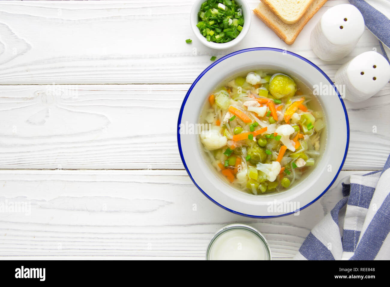 Gemüsesuppe mit Blumenkohl, Rosenkohl, Weißkohl, Karotten und Erbsen. Leckeres gesundes Mittagessen, Frühling Essen, für Vegetarier und ch Stockfoto