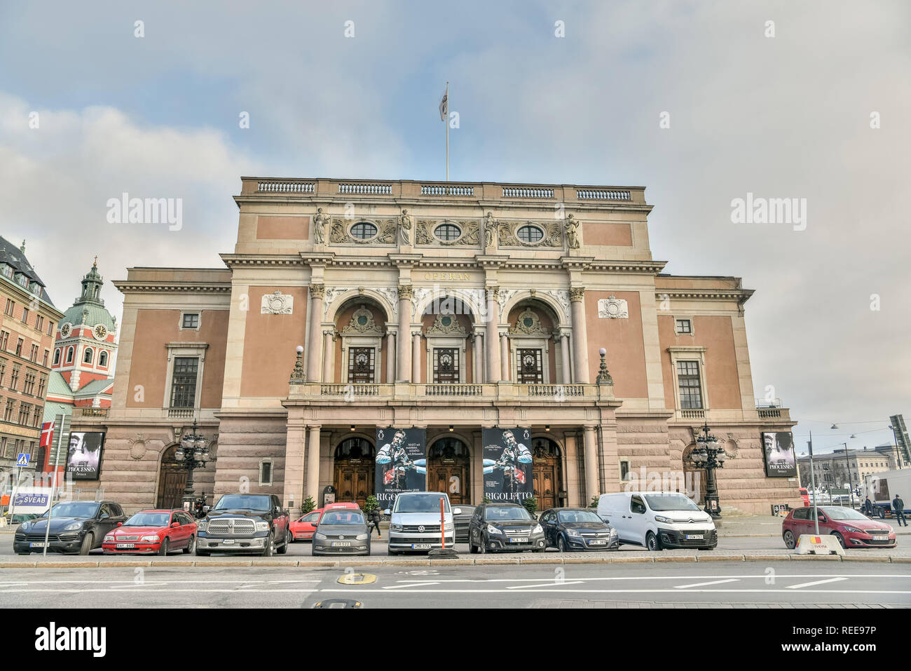 Stockholm, Schweden - 22 November 2018. Außenansicht des Royal Opera House (Operan) in Stockholm, mit Autos und Menschen. Stockfoto