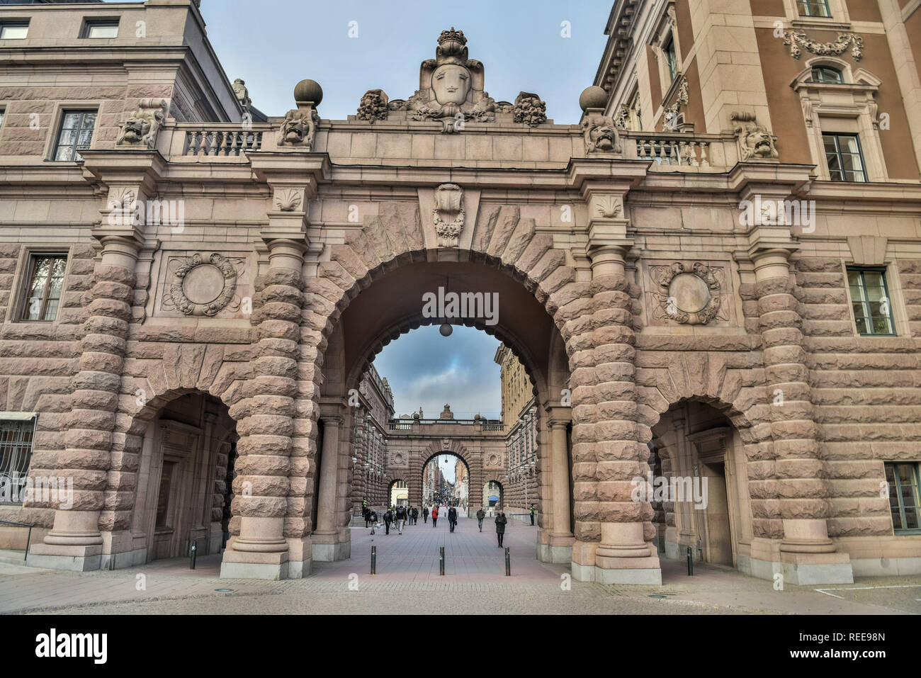 Stockholm, Schweden - 22 November 2018. Riksgatan Tor in Stockholm, mit Menschen. Stockfoto