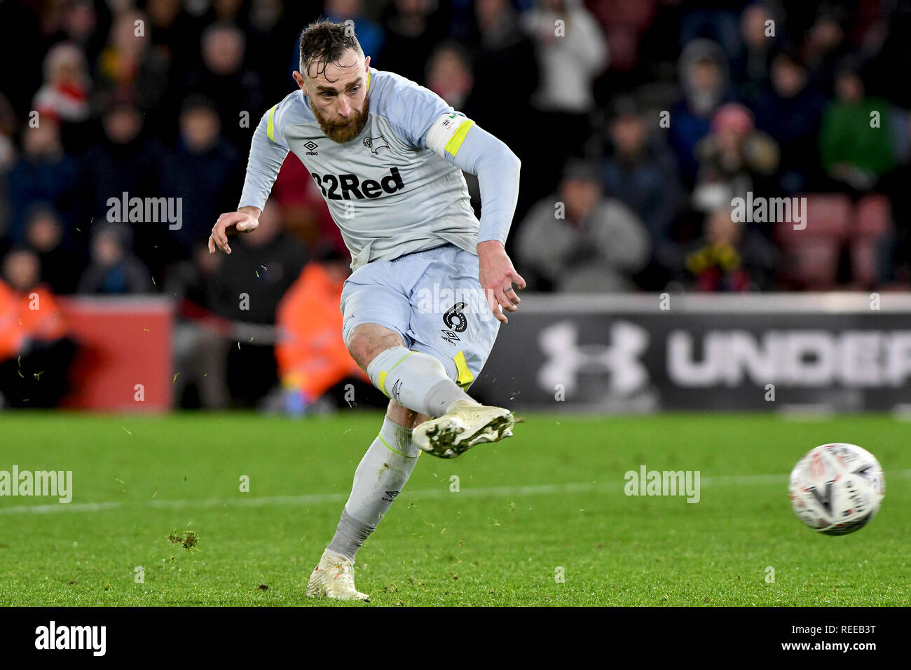 Richard Keogh von Derby County Kerben die gewinnende Strafe - Southampton v Derby County, der Emirates FA Cup in die dritte Runde Replay, St. Mary's Stadium, Sou Stockfoto