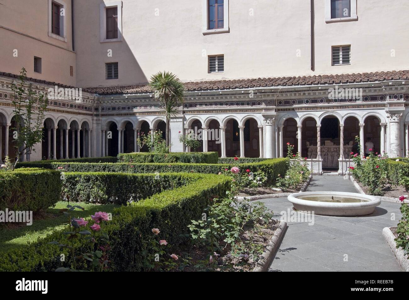 Der Kreuzgang im Inneren der Basilika San Paolo fuori le Mura (Basilika St. Paul vor den Mauern) Rom, Latium, Italien Foto © Fabio Mazzarella/Si Stockfoto