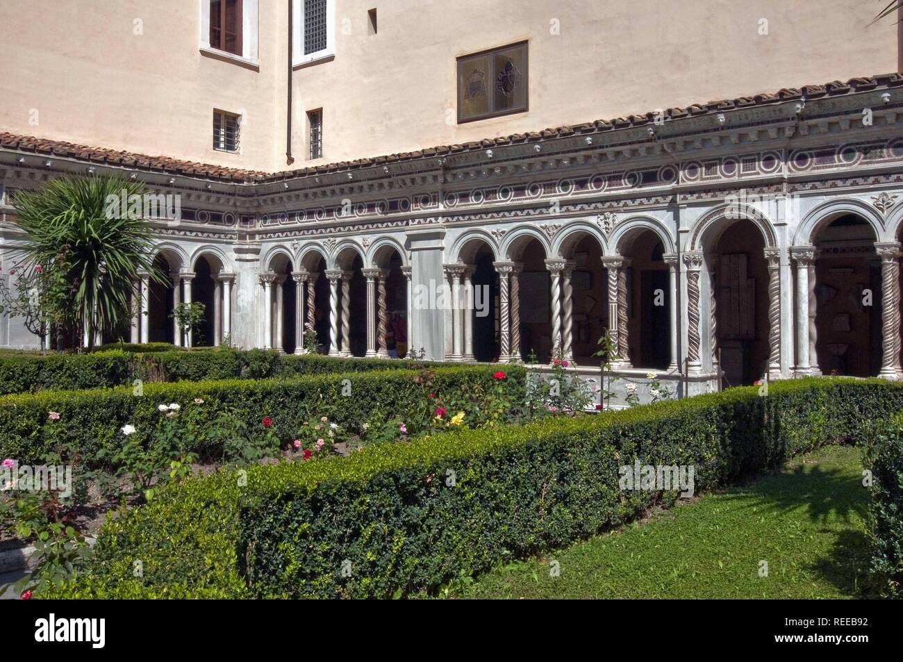 Der Kreuzgang im Inneren der Basilika San Paolo fuori le Mura (Basilika St. Paul vor den Mauern) Rom, Latium, Italien Foto © Fabio Mazzarella/Si Stockfoto