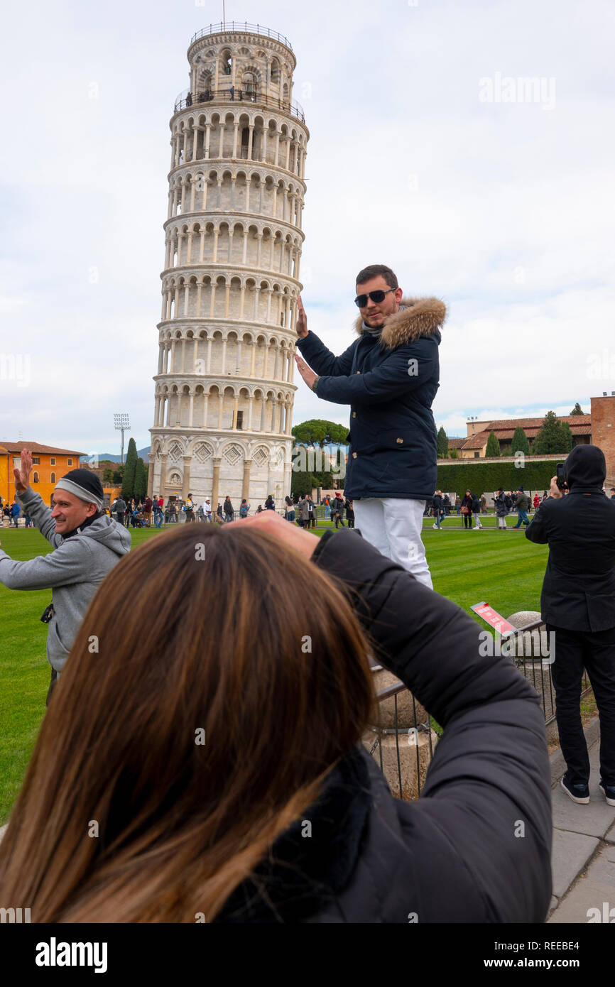 Italien Pisa Toskana Schiefen Turm Touristen Spaß mit der Lean Stockfoto
