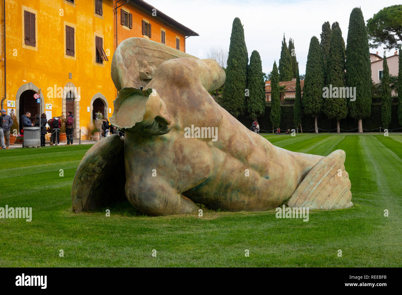Italien Toskana Pisa Skulptur der gefallene Engel von Angelo Caduto in der Nähe des Schiefen Turms Stockfoto