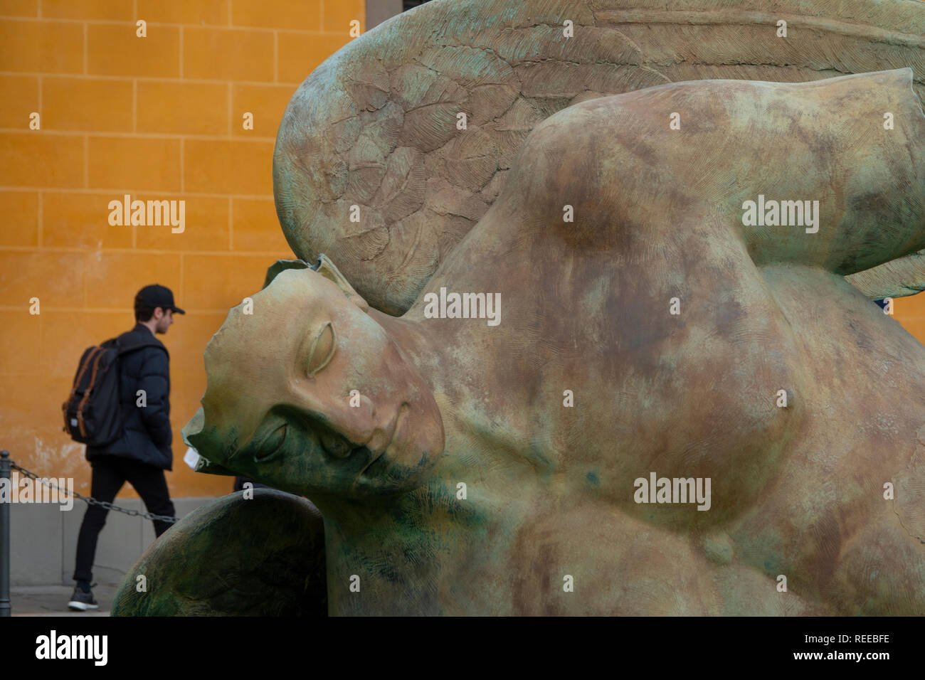 Italien Toskana Pisa Skulptur der gefallene Engel von Angelo Caduto in der Nähe des Schiefen Turms Stockfoto