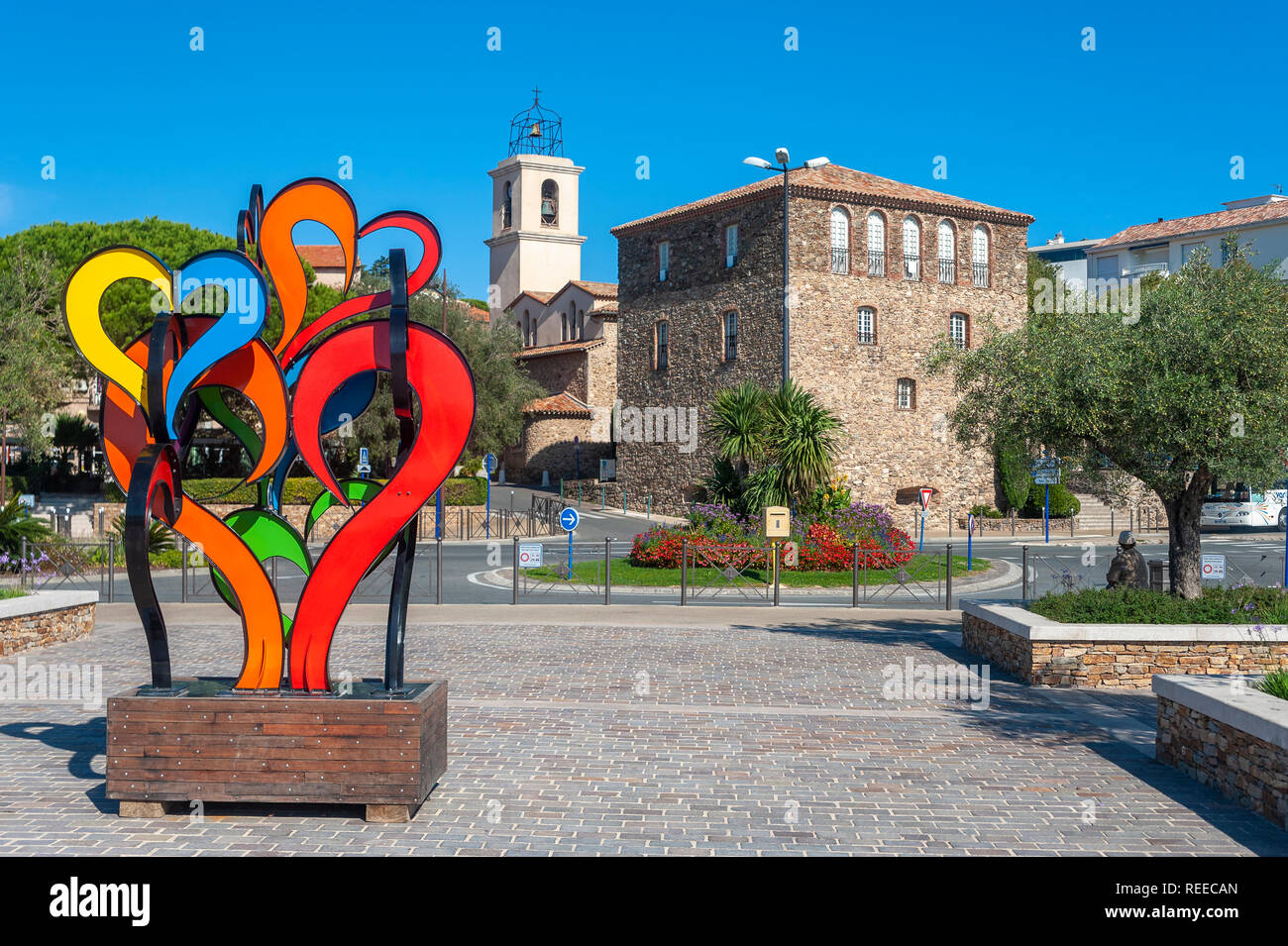 Skulptur auf dem Quai Leon Condroyer mit der Tour Carree und der Katholischen Kirche, Roquebrune-sur-Argens, Var, Provence-Alpes-Cote d'Azur, Frankreich, Europa Stockfoto