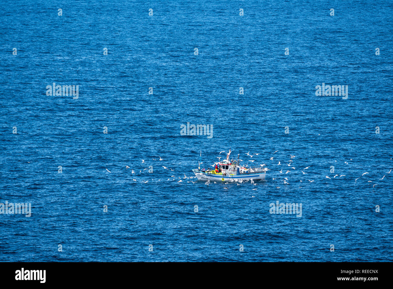 Angeln Boot in der Nähe von Llanes, Asturien, Spanien Stockfoto