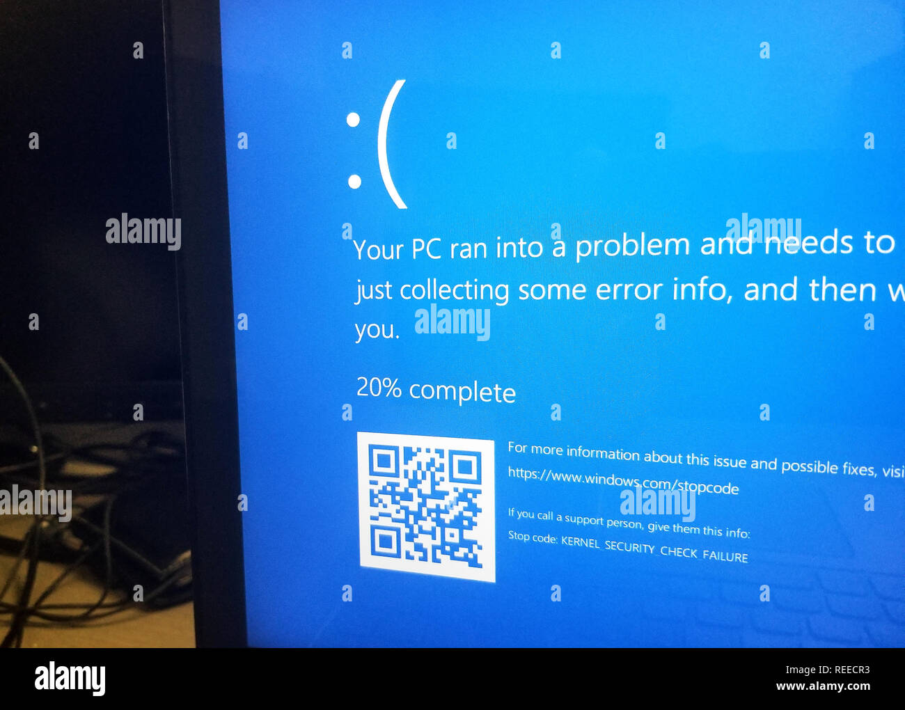 MONTREAL, KANADA - 10. MÄRZ 2018: Microsoft Windows 10 blaue Bildschirm des Todes auf einem Display. Microsoft Windows 10 ist ein beliebtes Betriebssystem für Pers Stockfoto