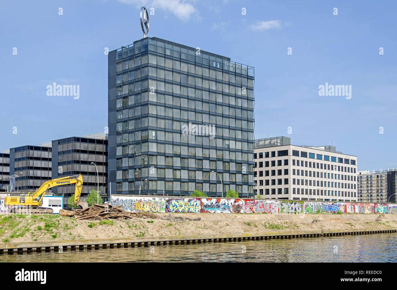 Berlin, Deutschland - 22. April 2018: Bauboom in der Mitte von Berlin. Ansicht der Mercedes Benz Charterway Block, Fertigstellung arbeitet auf der Spree Stockfoto