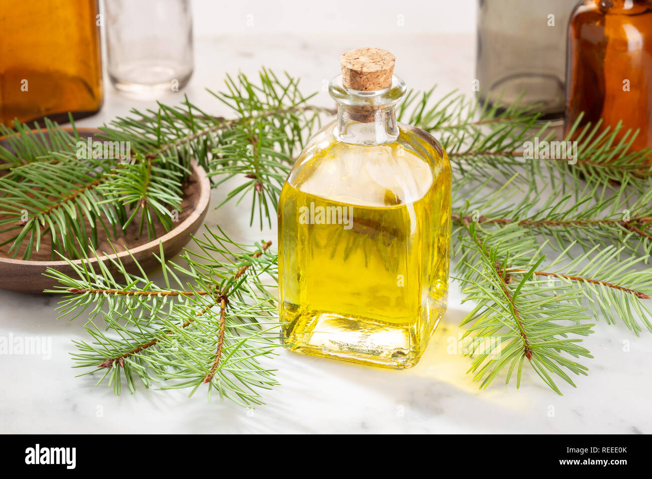 Kiefer ätherisches Öl. Kiefer Glas Öl Flasche für Schönheit, Hautpflege, Wellness. Alternative Medizin Stockfoto