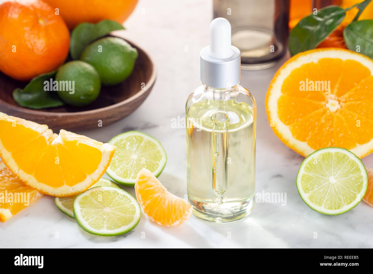 Zitrone ätherisches Öl. Citrus Öl zur Hautpflege, Spa, Wellness, Massage, Aromatherapie und natürliche Medizin. Citrus Öl Stockfoto