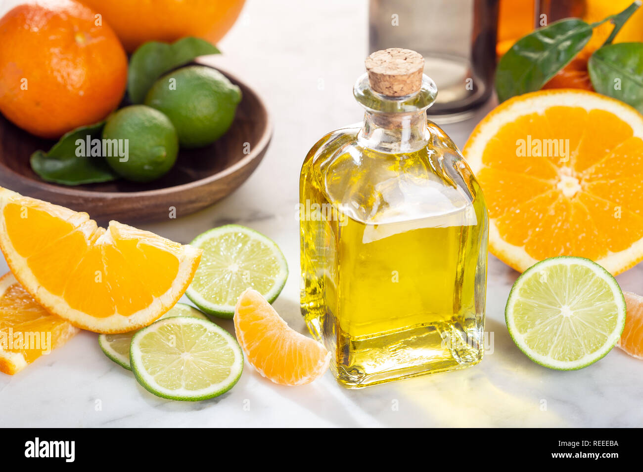 Zitrone ätherisches Öl. Citrus Öl zur Hautpflege, Spa, Wellness, Massage, Aromatherapie und natürliche Medizin. Citrus Öl Stockfoto