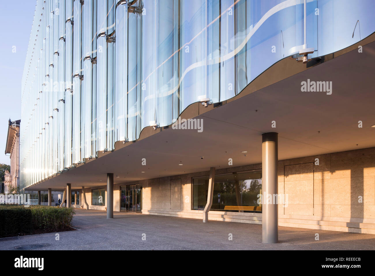 Gehweg unter dem Vordach. Swiss Re Office Hauptsitz, Zürich, Schweiz. Architekten: Diener & Diener, 2017. Stockfoto