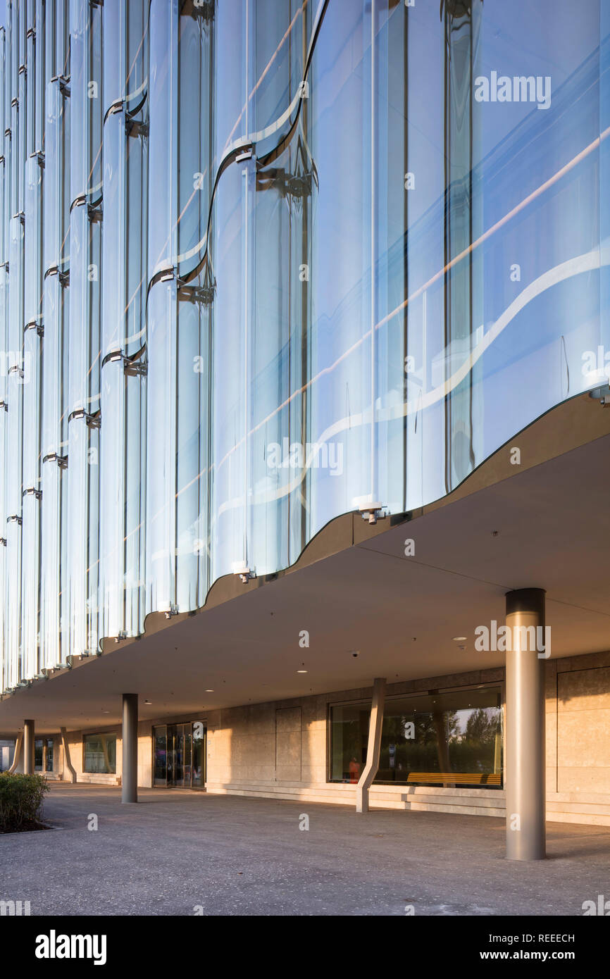 Gehweg unter dem Vordach. Swiss Re Office Hauptsitz, Zürich, Schweiz. Architekten: Diener & Diener, 2017. Stockfoto