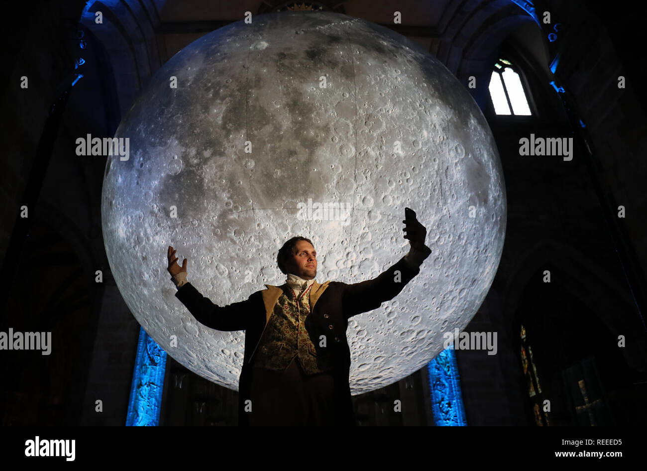 Schauspieler Gareth Morrison erhält in Charakter als Rabbie Burns unter dem Museum des Mondes Installation in St Giles' Cathedral, Edinburgh, während die Einführung des Burns & Beyond Festival. Stockfoto
