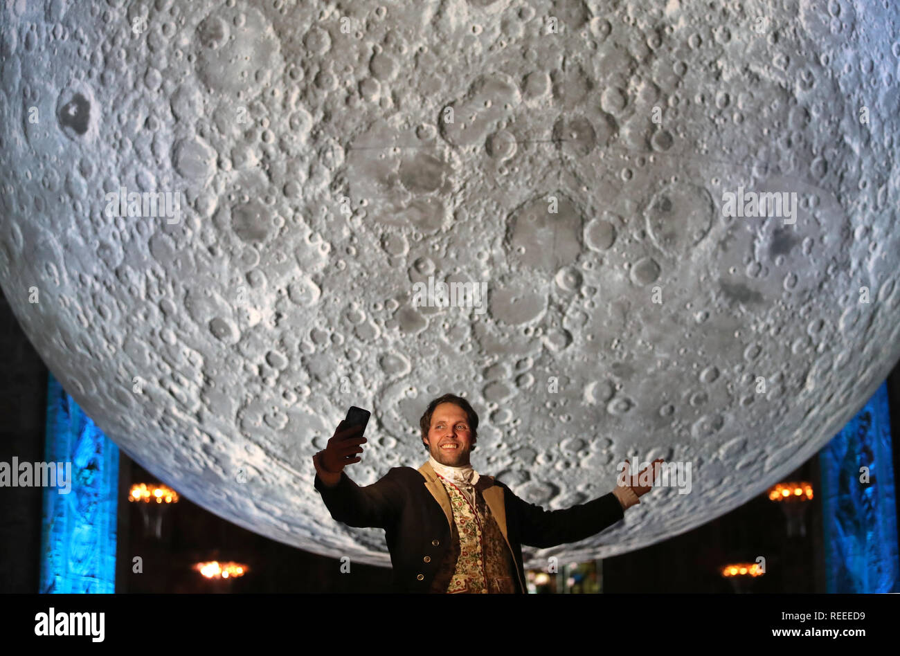 Schauspieler Gareth Morrison erhält in Charakter als Rabbie Burns unter dem Museum des Mondes Installation in St Giles' Cathedral, Edinburgh, während die Einführung des Burns & Beyond Festival. Stockfoto