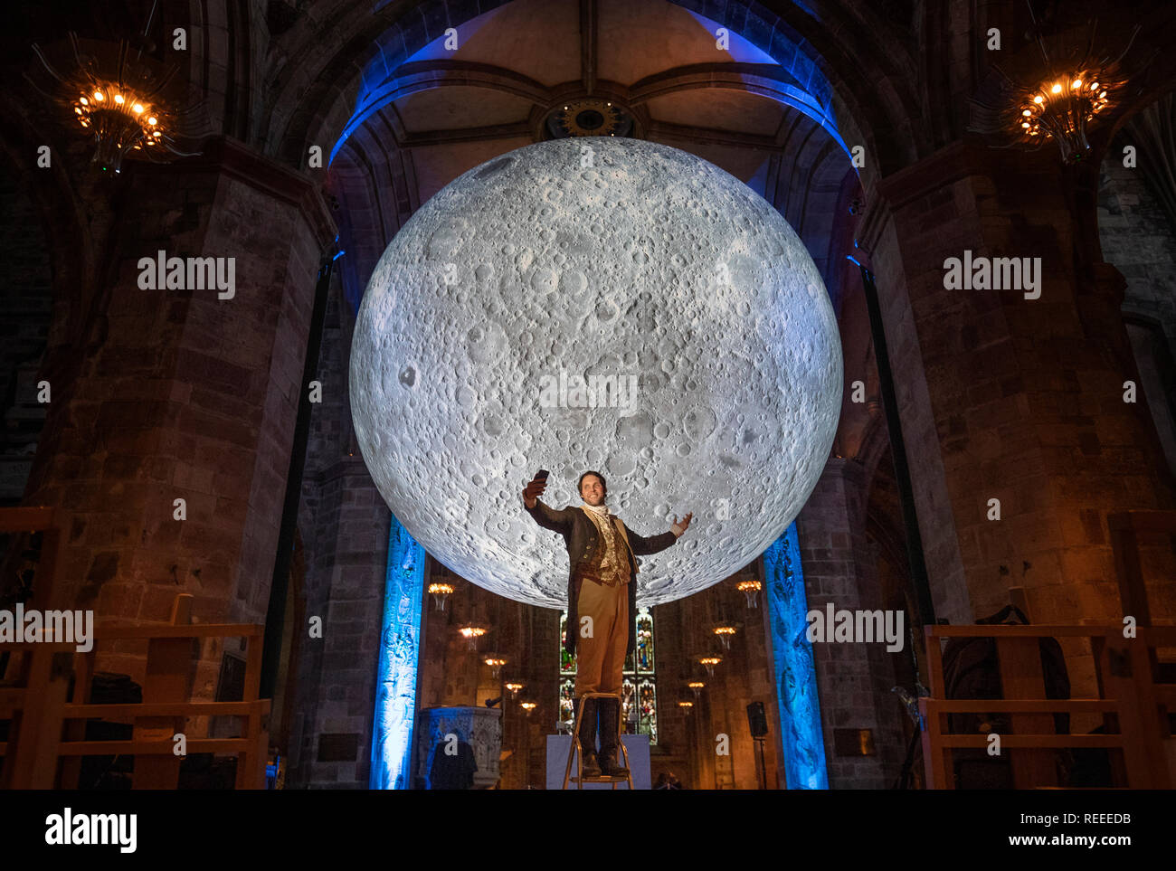 Schauspieler Gareth Morrison erhält in Charakter als Rabbie Burns unter dem Museum des Mondes Installation in St Giles' Cathedral, Edinburgh, während die Einführung des Burns & Beyond Festival. Stockfoto