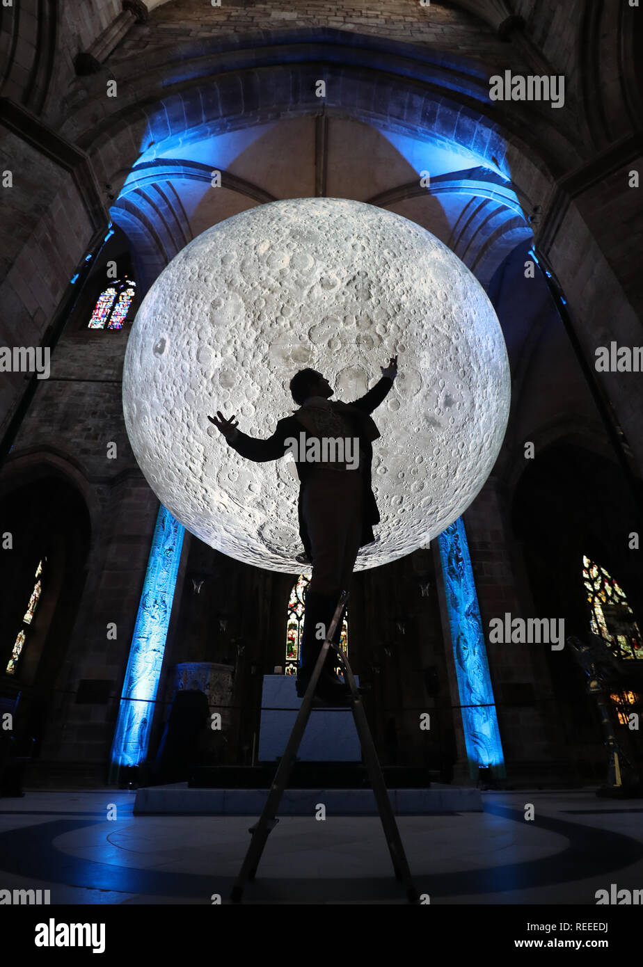 Schauspieler Gareth Morrison erhält in Charakter als Rabbie Burns unter dem Museum des Mondes Installation in St Giles' Cathedral, Edinburgh, während die Einführung des Burns & Beyond Festival. Stockfoto