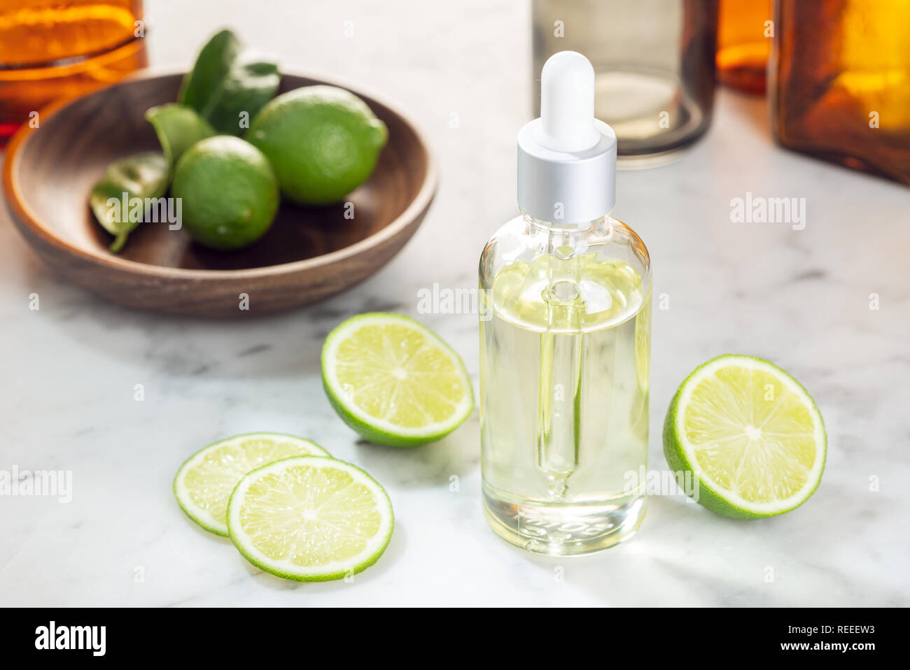 Limette ätherisches Öl. Kalk Öl zur Hautpflege, Spa, Wellness, Massage, Aromatherapie und natürliche Medizin. Citrus Öl Stockfoto