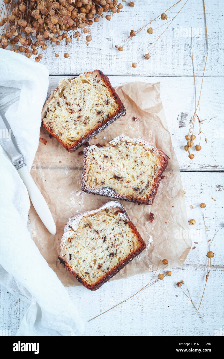 3 Stück Kuchen mit Schokolade auf einem weißen Hintergrund Holz, flache Ansicht legen Stockfoto