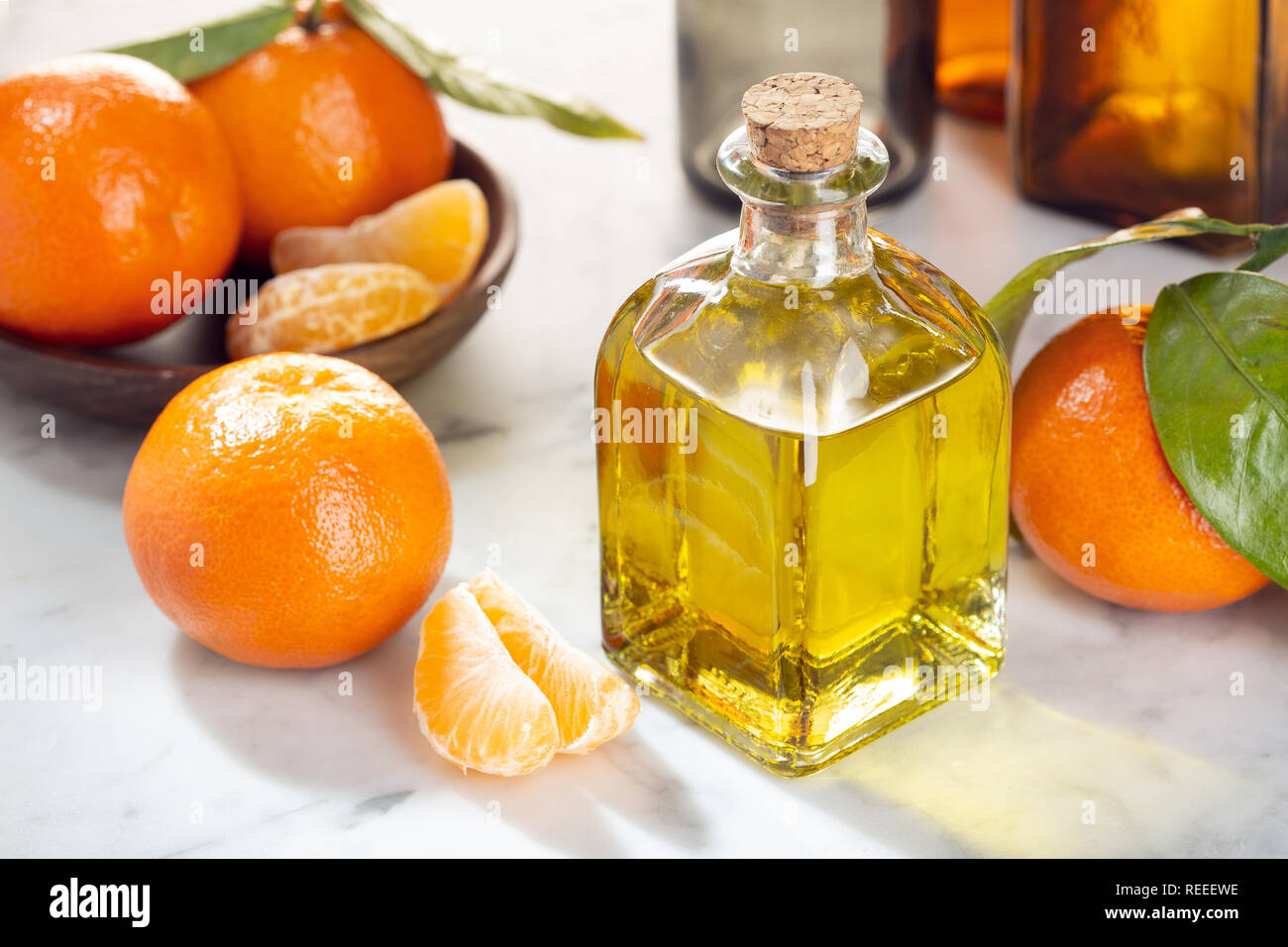 Mandarine ätherisches Öl. Mandarin Orange Öl zur Hautpflege, Spa, Wellness, Massage, Aromatherapie und natürliche Medizin. Citrus Öl Stockfoto