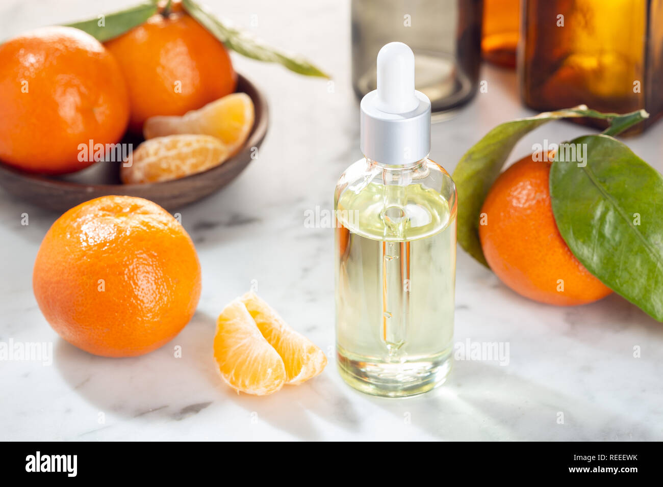 Mandarine ätherisches Öl. Mandarin Orange Öl zur Hautpflege, Spa, Wellness, Massage, Aromatherapie und natürliche Medizin. Citrus Öl Stockfoto