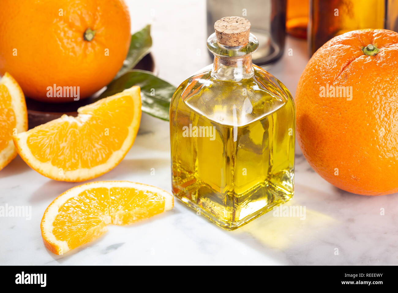 Orange ätherisches Öl. Orange Öl zur Hautpflege, Spa, Wellness, Massage, Aromatherapie und natürliche Medizin Stockfoto