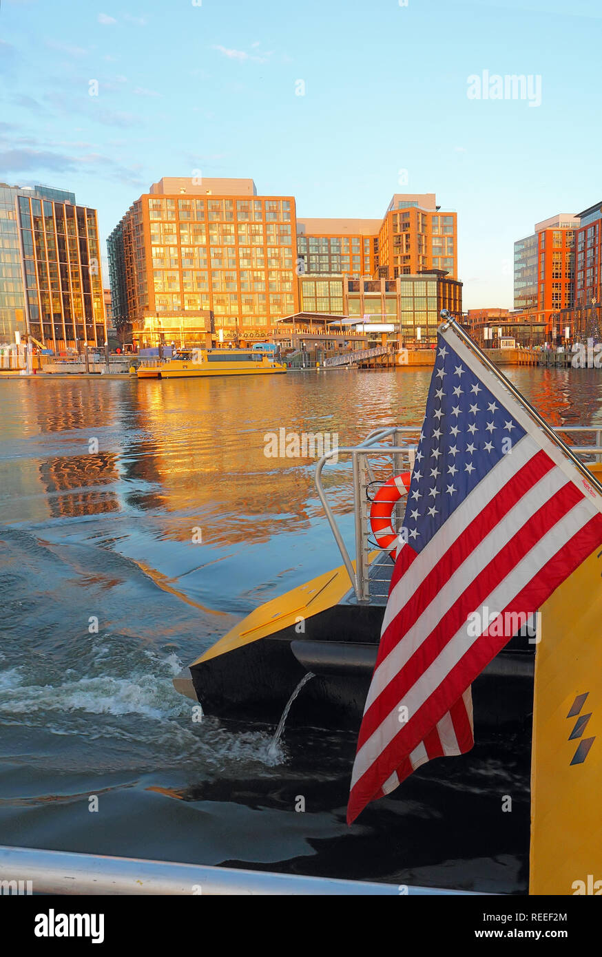Die Wharf, Boot und Skyline von Gebäuden im neu sanierten Südwesten Hafengebiet von Washington, DC gesehen vom Wasser im Herbst mit Ameri Stockfoto