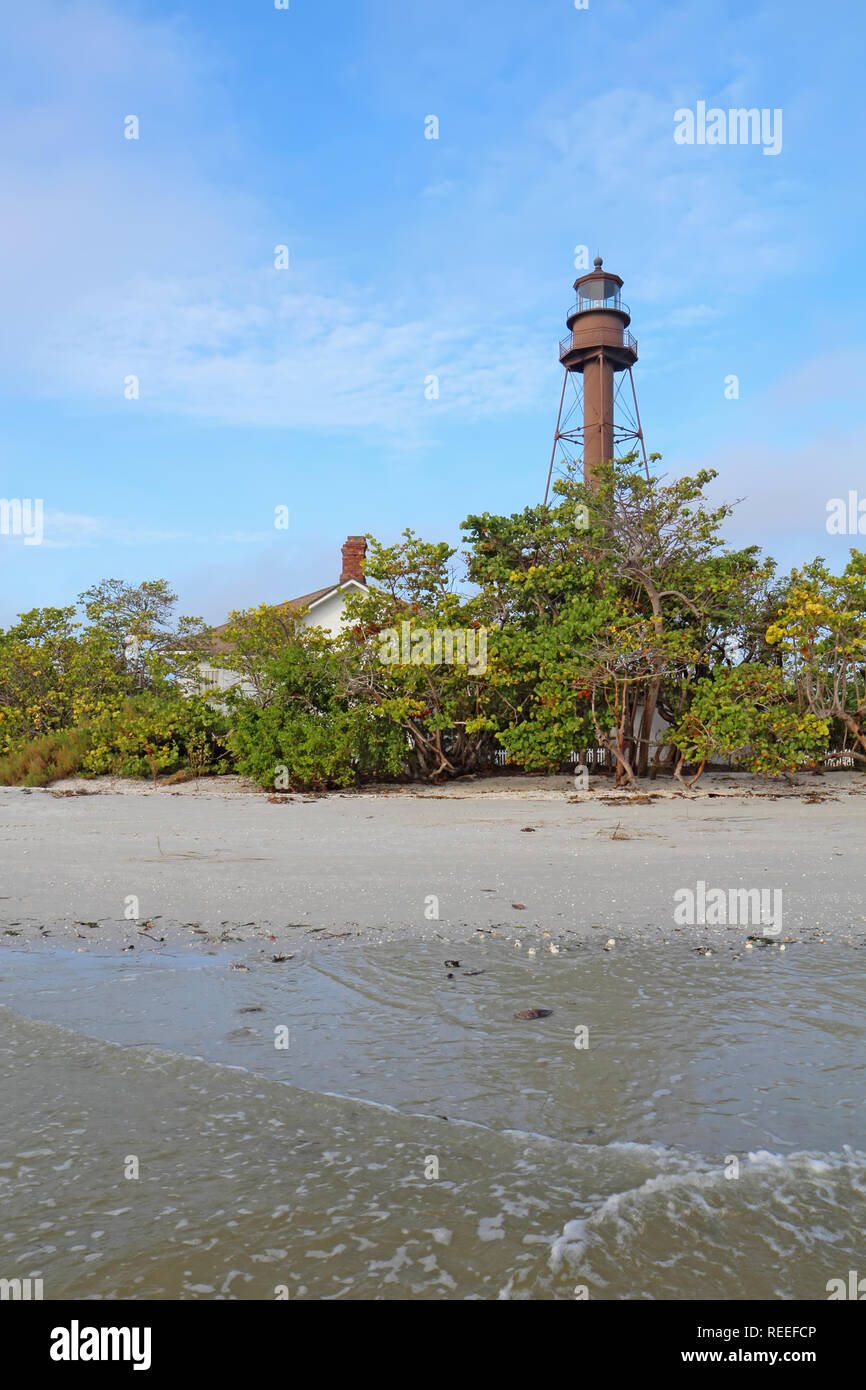 Die Sanibel Island oder Punkt Ybel Licht auf Sanibel Island, Florida mit umgebenden Vegetation von Lighthouse Beach Park gesehen senkrecht Stockfoto