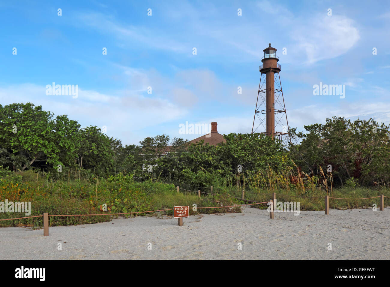 Die Sanibel Island oder Punkt Ybel Licht auf Sanibel Island, Florida mit umgebenden Vegetation von Lighthouse Beach Park gesehen Stockfoto