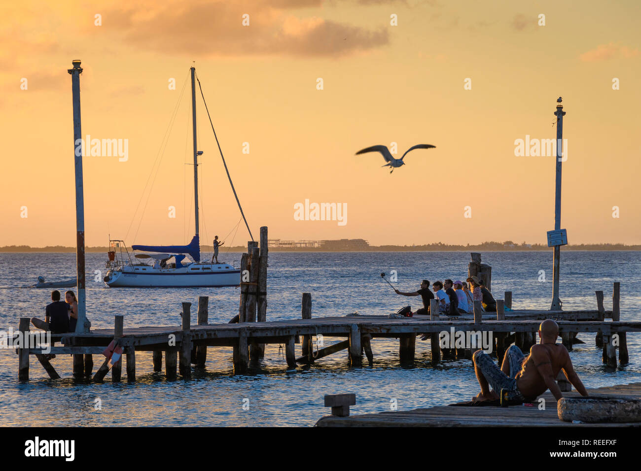 Sonnenuntergang Blick von der Bally-Hoo Restaurant und Margarita Bar in Isla Mujeres, Mexiko. Stockfoto